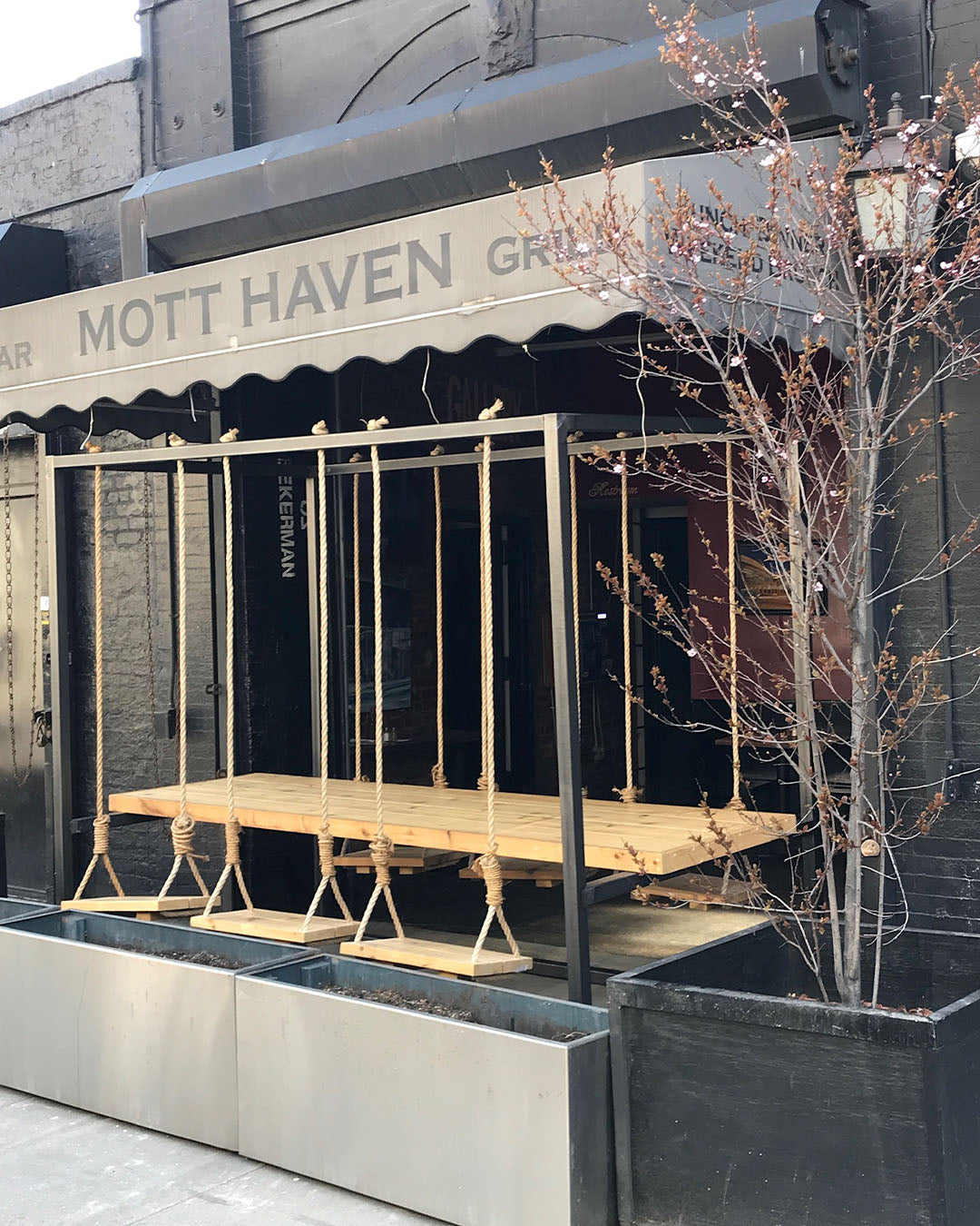 6 person Restaurant swing table